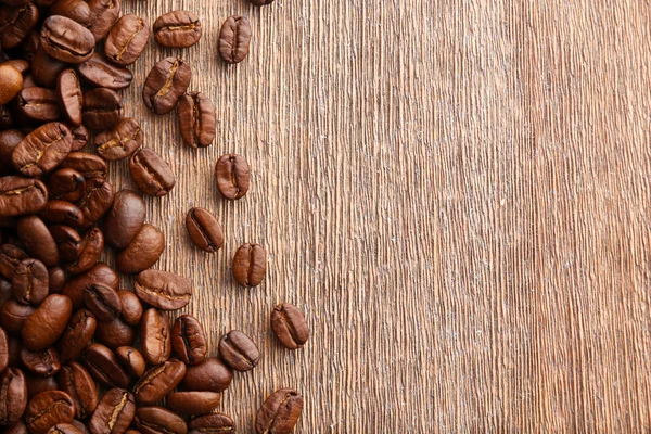 Chicchi di caffè su sfondo di legno — Foto Stock