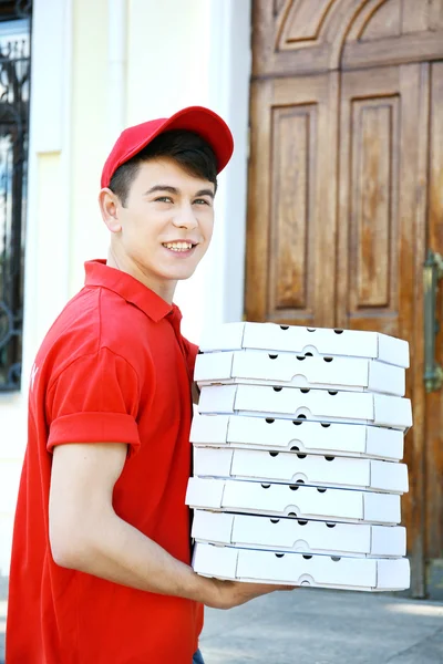 Pizza getiren adam. — Stok fotoğraf