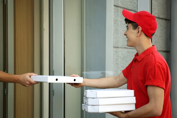 Człowiek dostarczający pizzę — Zdjęcie stockowe