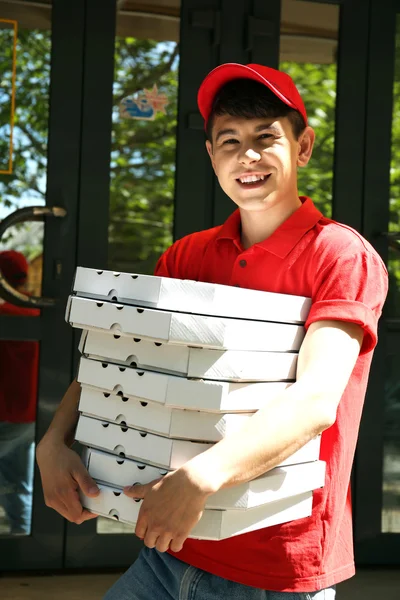 Homem entregando pizza — Fotografia de Stock