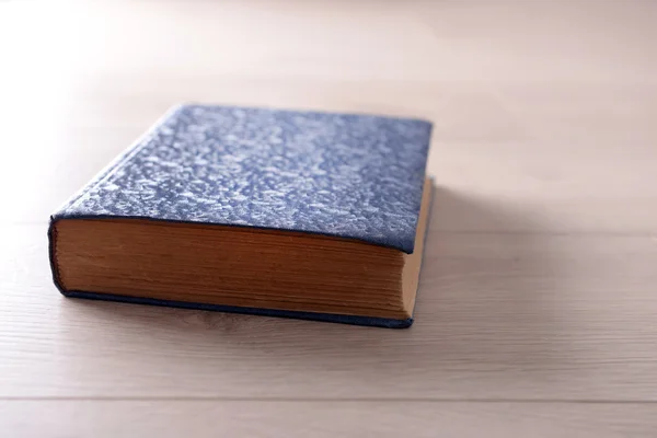 Vieux livre sur fond en bois — Photo