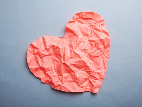 Skrynkligt papper hjärta på grå bakgrund — Stockfoto