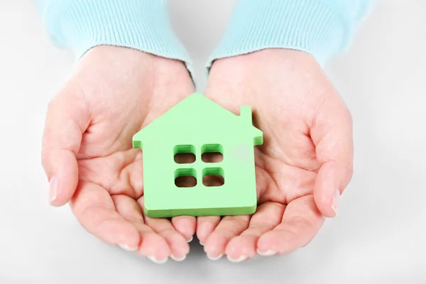 Vrouwelijke handen met huis — Stockfoto