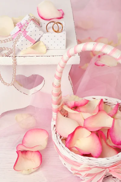 Cesta de boda con pétalos de rosas —  Fotos de Stock
