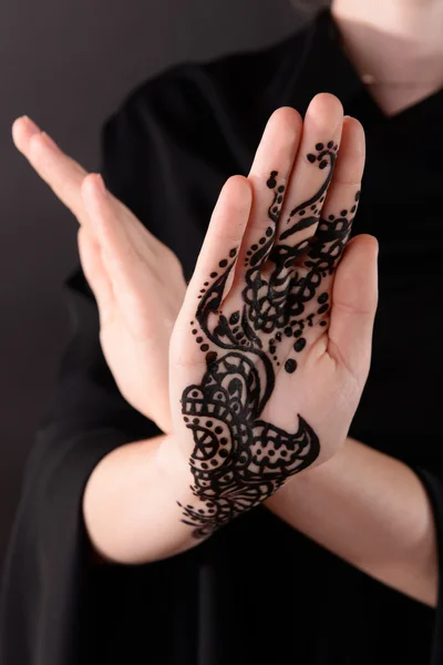 Henna na ženské ruce — Stock fotografie