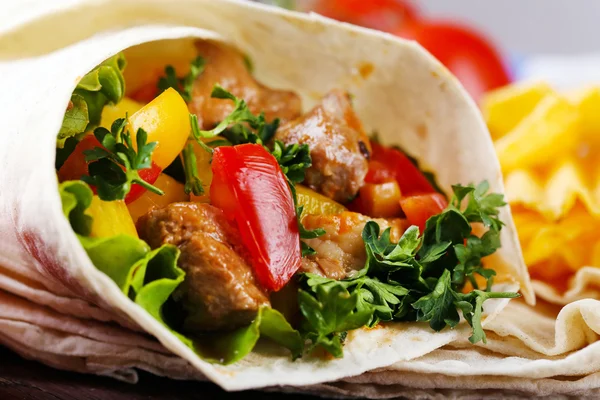 Hemmagjord burrito med grönsaker — Stockfoto