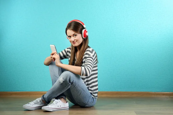 Mujer joven con auriculares —  Fotos de Stock