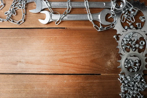 Tornillos y llaves bastidor, sobre fondo de madera —  Fotos de Stock