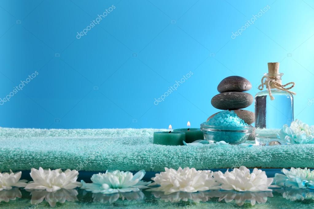 Spa still life with chrysanthemum on blue background — Stock Photo