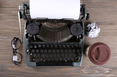 Retro daktiloda ahşap masa, üstten görünüm