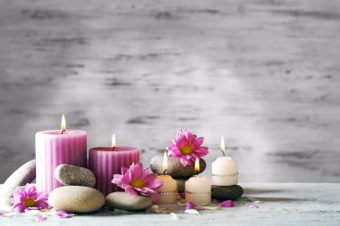 mumlar ve spa taşlar ahşap arka plan üzerinde güzel kompozisyonu