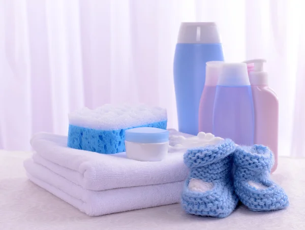 Baby-Accessoires zum Baden auf Tisch auf hellem Hintergrund — Stockfoto