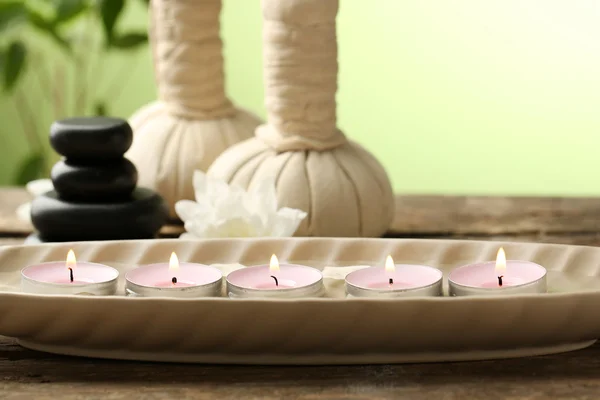 Beautiful spa composition on wooden table, on green background — Stock Photo, Image