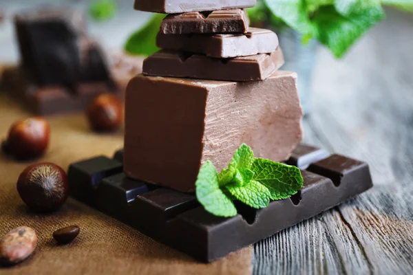 Conjunto de chocolate picante na mesa de madeira, close-up — Fotografia de Stock