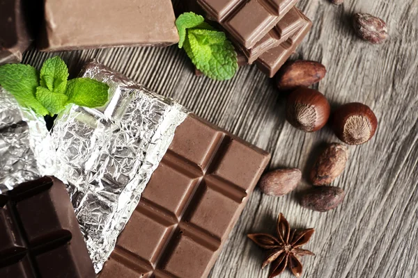 Set di cioccolato piccante sul tavolo di legno, primo piano — Foto Stock