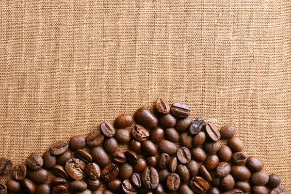 荒布の背景の色のコーヒー豆のフレーム — ストック写真