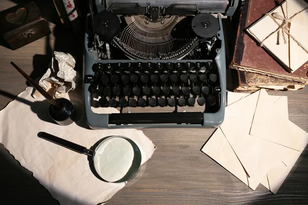 Ретро пишущая машинка на деревянном столе, крупный план — стоковое фото