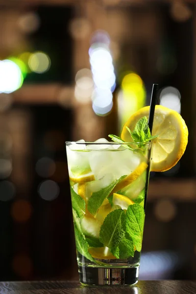 Copa de cóctel en el bar sobre fondo borroso brillante — Foto de Stock