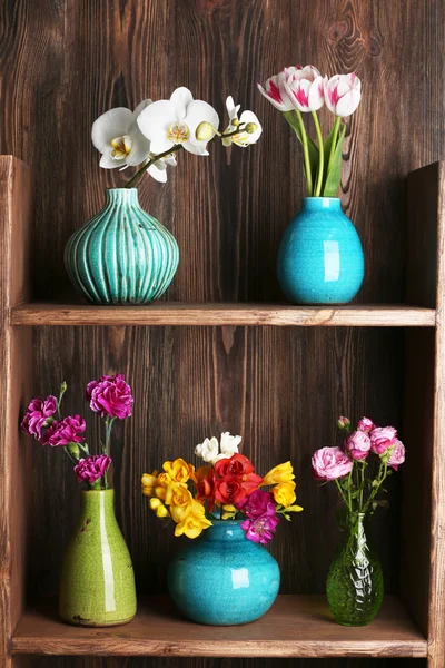 Flores frescas de primavera sobre fondo de madera —  Fotos de Stock