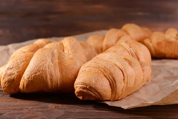 Finom croissant-t a közeli táblázat — Stock Fotó