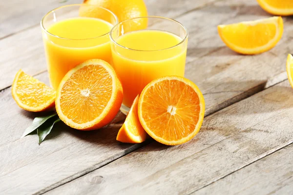 Sumo de laranja na mesa — Fotografia de Stock