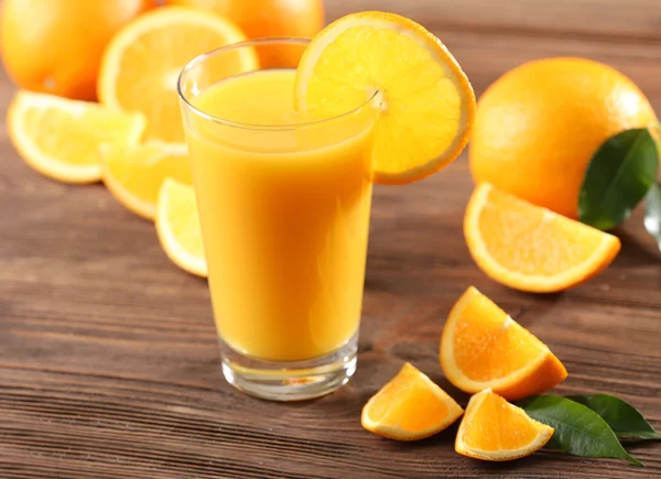 Jugo de naranja en la mesa — Foto de Stock