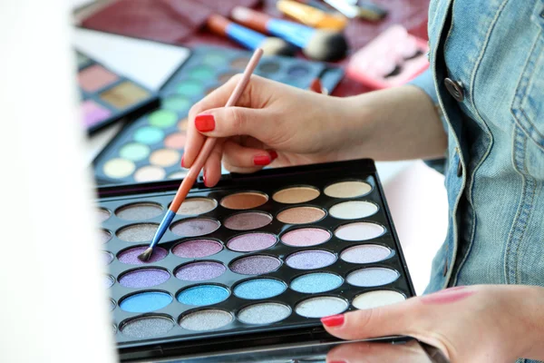 Artista de maquillaje femenino con cosméticos en primer plano de trabajo — Foto de Stock