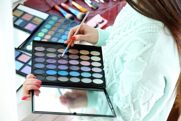 Artista de maquillaje femenino con cosméticos en primer plano de trabajo — Foto de Stock