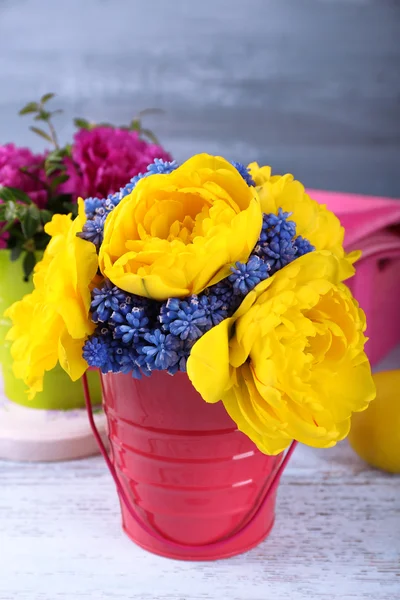 Composition avec des fleurs fraîches de printemps sur fond en bois — Photo