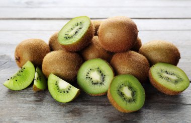 ahşap masa yakın çekim üzerinde olgunlaşmış kivi