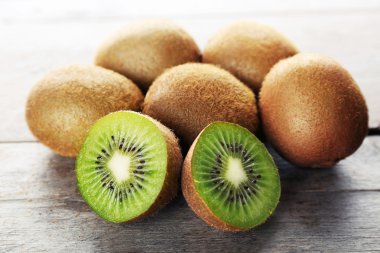 ahşap masa yakın çekim üzerinde olgunlaşmış kivi