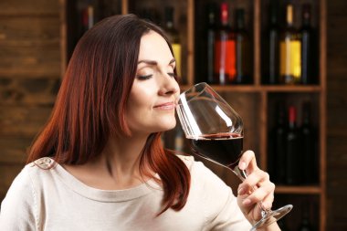 genç kadın mahzeni şarap tadımı