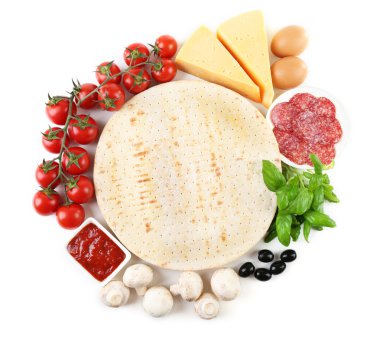Beyaz üzerine izole edilmiş pizza pişirmek için gerekli malzemeler