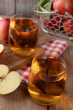 elma suyu ahşap masa, closeup üzerinde gözlük