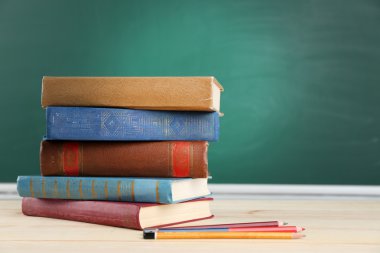 kitap üstünde okul sırası, tahta zemin üzerine yığını