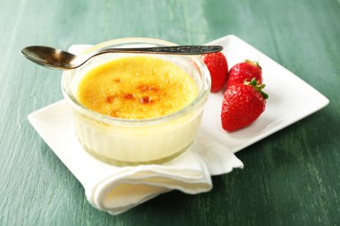 Creme brulee tatlısı peçeteye renk ahşap arka plan üzerinde