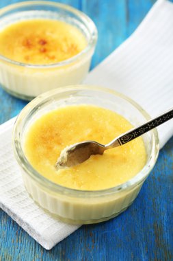 Creme brulee tatlısı peçeteye renk ahşap arka plan üzerinde