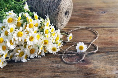 güzel papatyalar ahşap arka plan üzerinde sicim ile buket