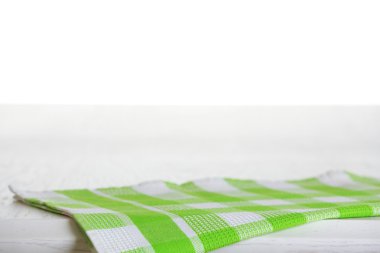 ahşap masa üzerinde beyaz izole peçete ile