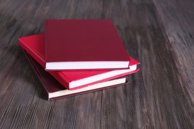 Ahşap zemin üzerinde üç renkli kitap