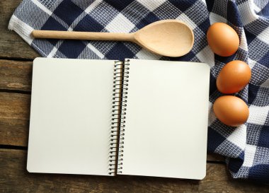 tarif kitabı, yumurta ve peçete ahşap arka plan üzerine açık