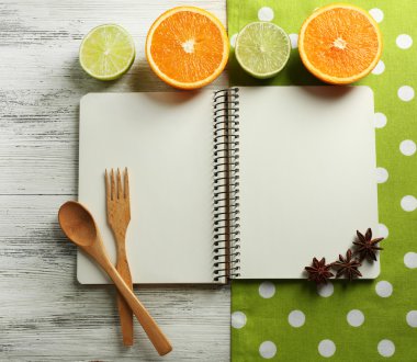 tarif kitabı, peçete ahşap arka plan üzerine açık