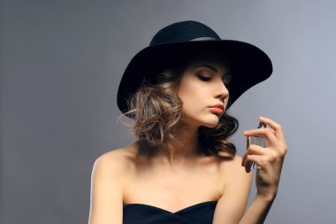 Parfüm Şişeli Güzel Kadın