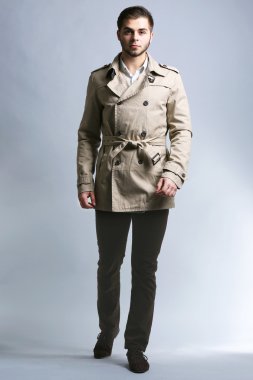 ceket gri arka plan üzerinde genç adam