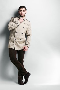 ceket gri arka plan üzerinde genç adam