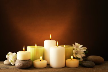 Mumlar ve spa taş kompozisyonu