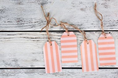 Ahşap arka plan boş etiketleri