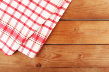 Damalı peçete ahşap masa arka plan üzerinde