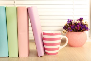 Kitaplar, kupa ve bitki üzerinde ahşap pencere, portre