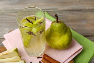 Taze meyveli armut suyu.